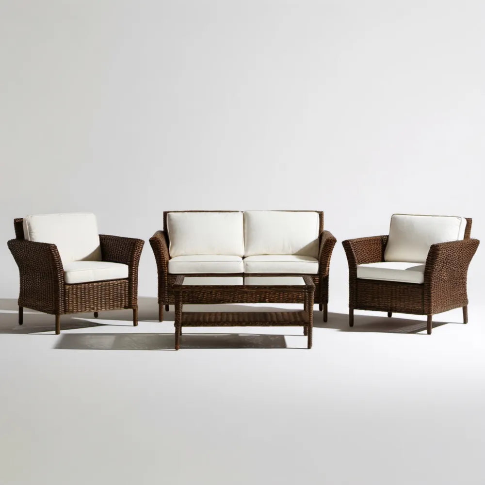 Brązowy zestaw z technorattanu z kremowymi poduszkami – sofa 128 × 72 × 82 cm, 2 fotele, stolik 120 × 60 × 45 cm